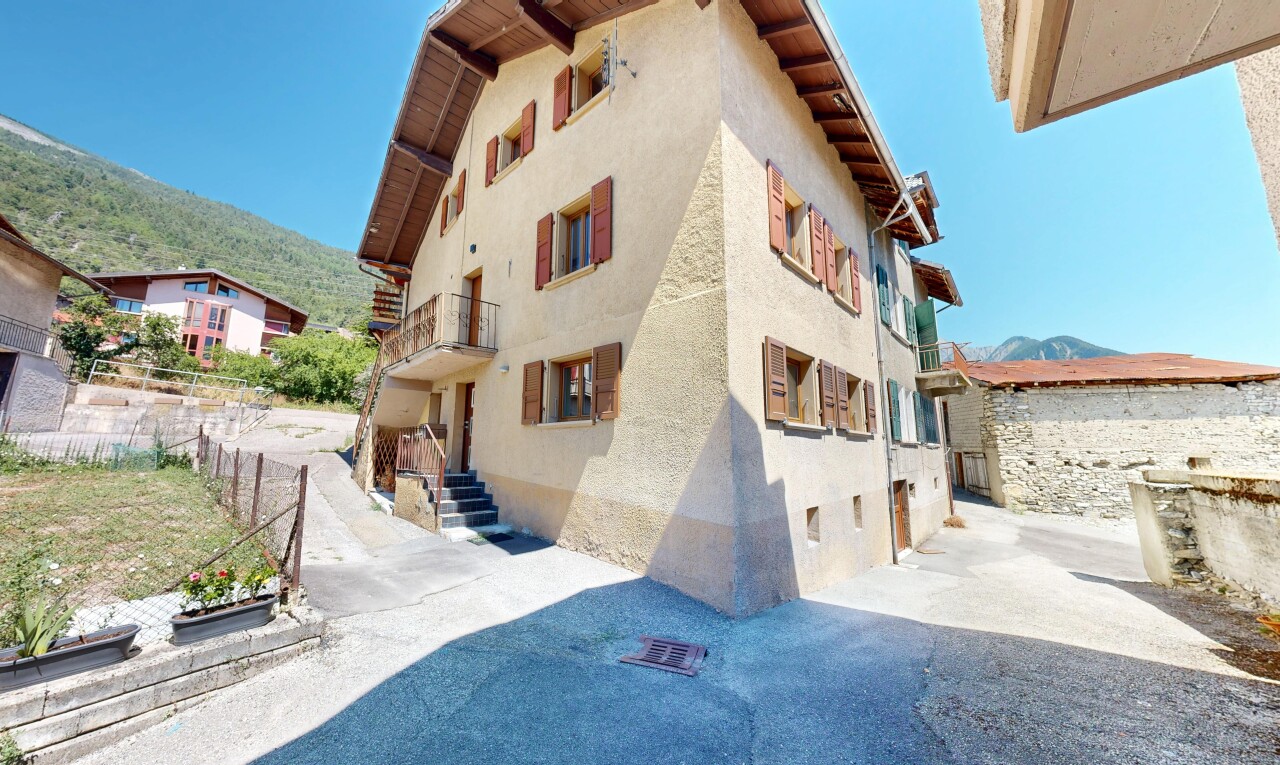 extérieur du bâtiment avec vue sur la montagne, mountain view, day time, clôture, et vue sur le complexe d'appartements