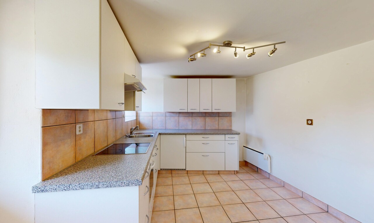 cuisine avec backsplash, dosseret, éclairage sur rail, plans de travail, et light countertops