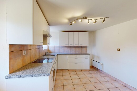 cuisine avec backsplash, dosseret, éclairage sur rail, plans de travail, et light countertops