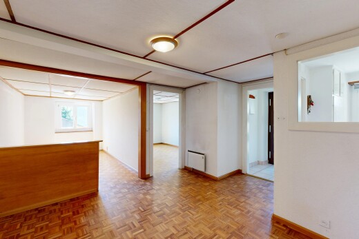 pièce vide avec drywall, cloison sèche, low ceiling, plafond bas, et baseboards wall
