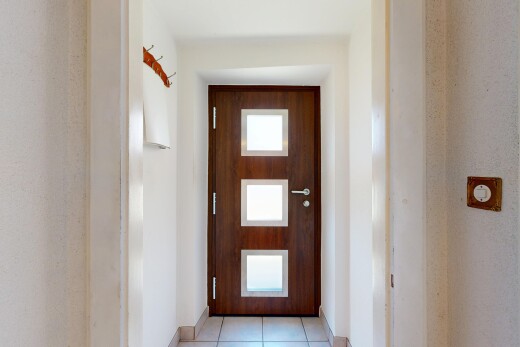 couloir avec inside property, tile floor, sol en carrelage, drywall, et cloison sèche