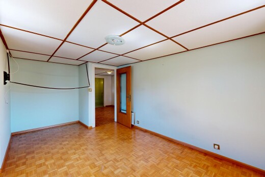pièce vide avec drywall, cloison sèche, baseboards wall, plinthes murales, et parquet floor