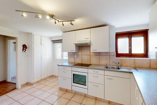 cuisine avec éclairage sur rail, light floor, light countertops, plans de travail, et backsplash