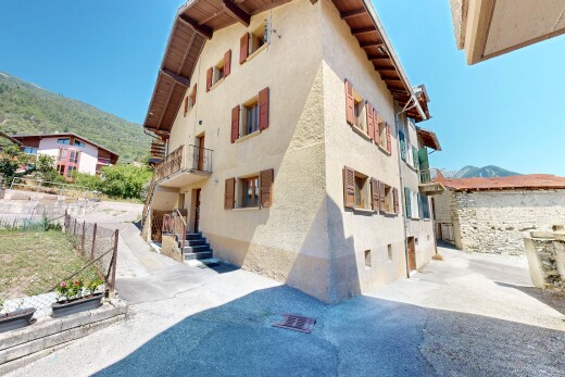 extérieur du bâtiment avec vue sur la montagne, mountain view, day time, clôture, et vue sur le complexe d'appartements
