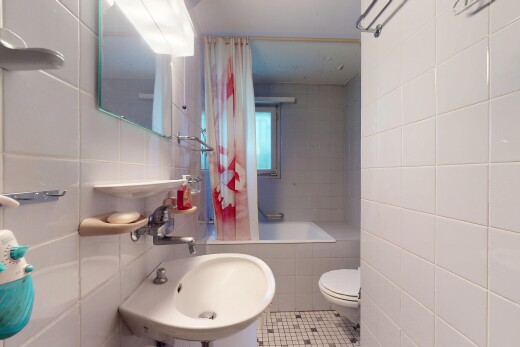 bad mit tile wall, fliesenwand, inside property, spiegel, und toilette