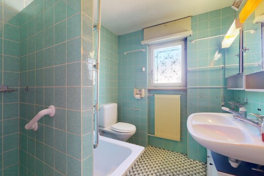 bad mit kühler, tile wall, fliesenwand, inside property, und waschbecken