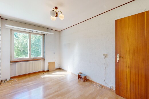 leerer raum mit kühler, inside property, natürliches licht, natural light, und bemerkenswerter kronleuchter