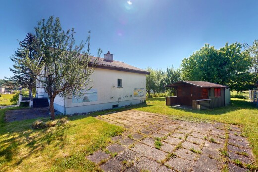außenansicht mit rasen, property visible, day time, außenansicht, und schornstein