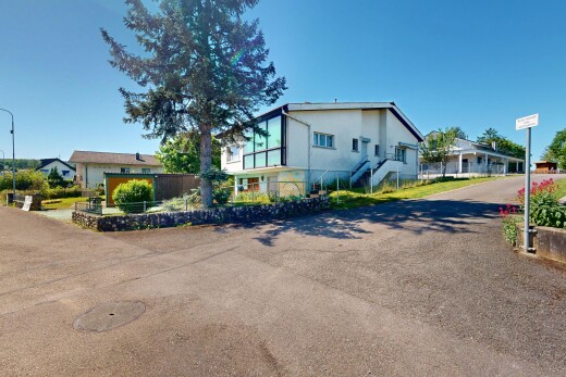 außenansicht mit day time, property visible, zaun, und treppen