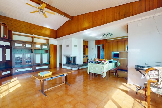 wohn- / esszimmer mit inside property, deckenventilator, vaulted ceiling, dachschräge, und beamed ceiling