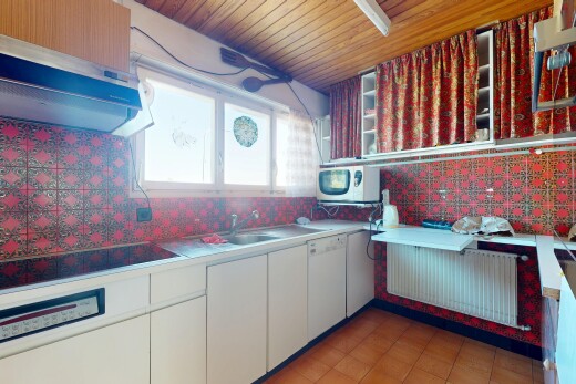 küche mit dunstabzugshaube, geschirrspülmaschine, inside community, natürliches licht, und natural light