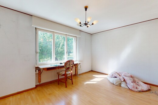 zimmer / schlafzimmer mit bemerkenswerter kronleuchter, inside property, natürliches licht, natural light, und holzfußboden