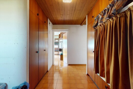 halle / korridor mit wood ceiling, holzdecke, inside property, drywall, und gipskartonwand