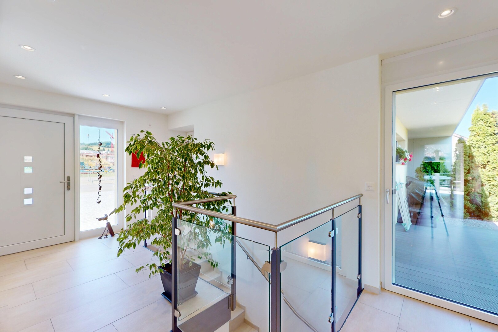 halle / korridor mit obergeschoss-podest, drywall, gipskartonwand, inside property, und recessed lighting