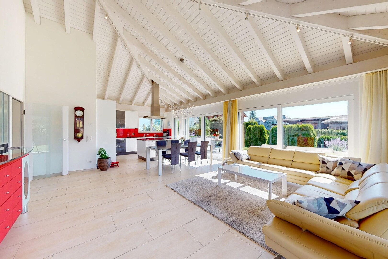 wohn- / esszimmer mit high ceiling, hohe decke, inside property, beamed ceiling, und balkendecke