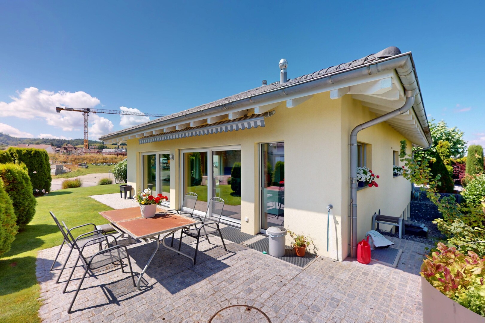 terrasse mit terrasse, property visible, day time, essbereich im freien, und rasen
