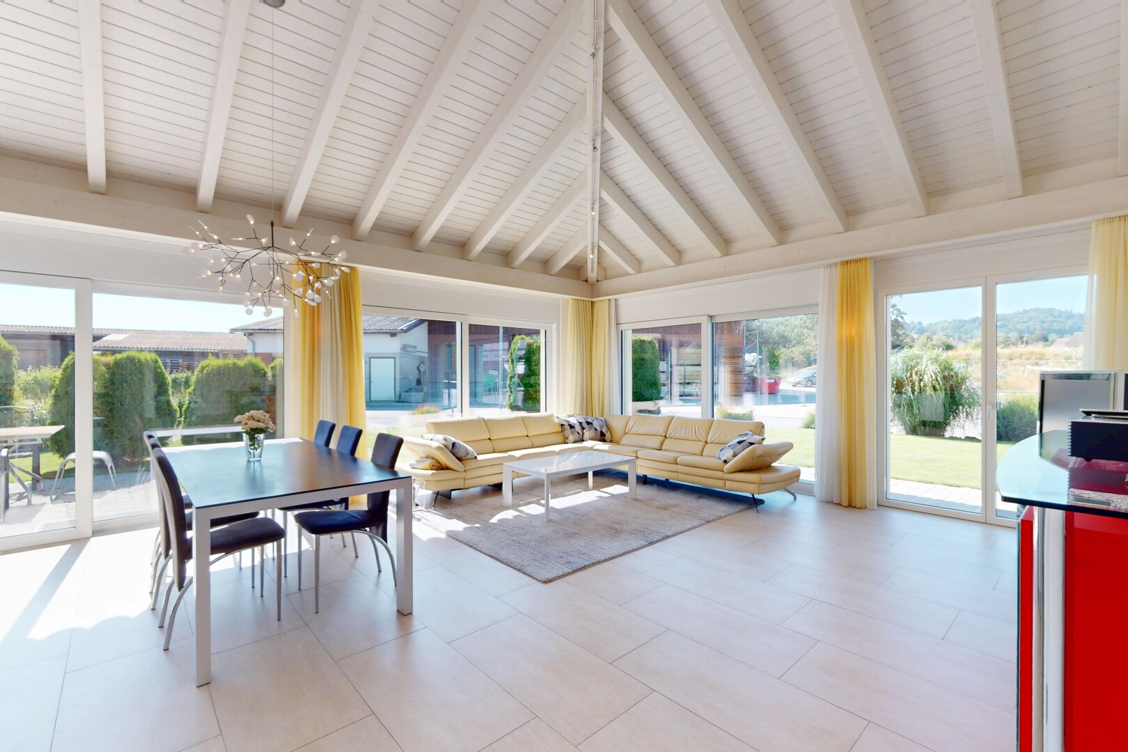 wohn- / esszimmer mit natural light, natürliches licht, vaulted ceiling, dachschräge, und beamed ceiling