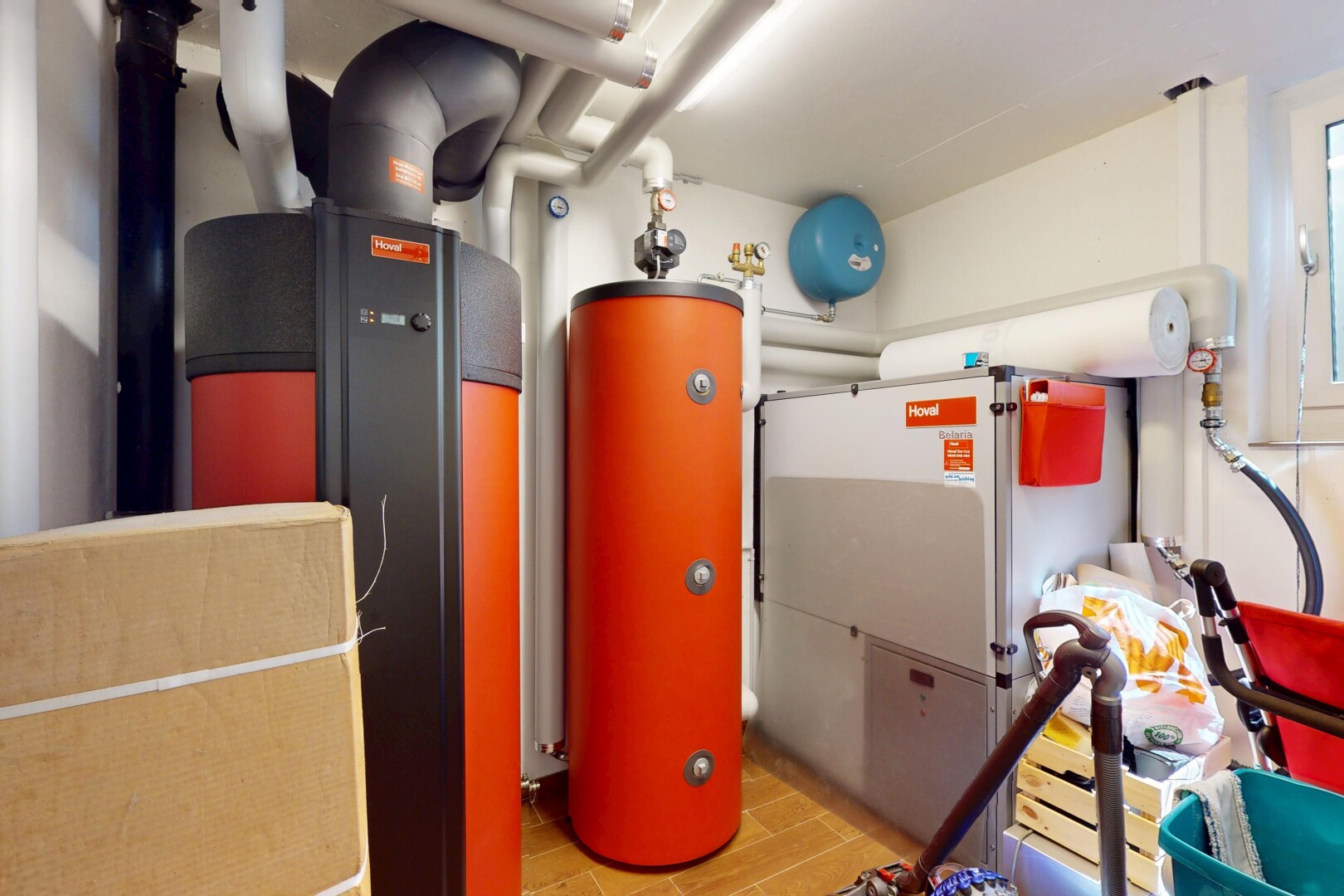 küche mit wasserkocher, inside property, wasserausdehnungsbehälter, drywall, und gipskartonwand