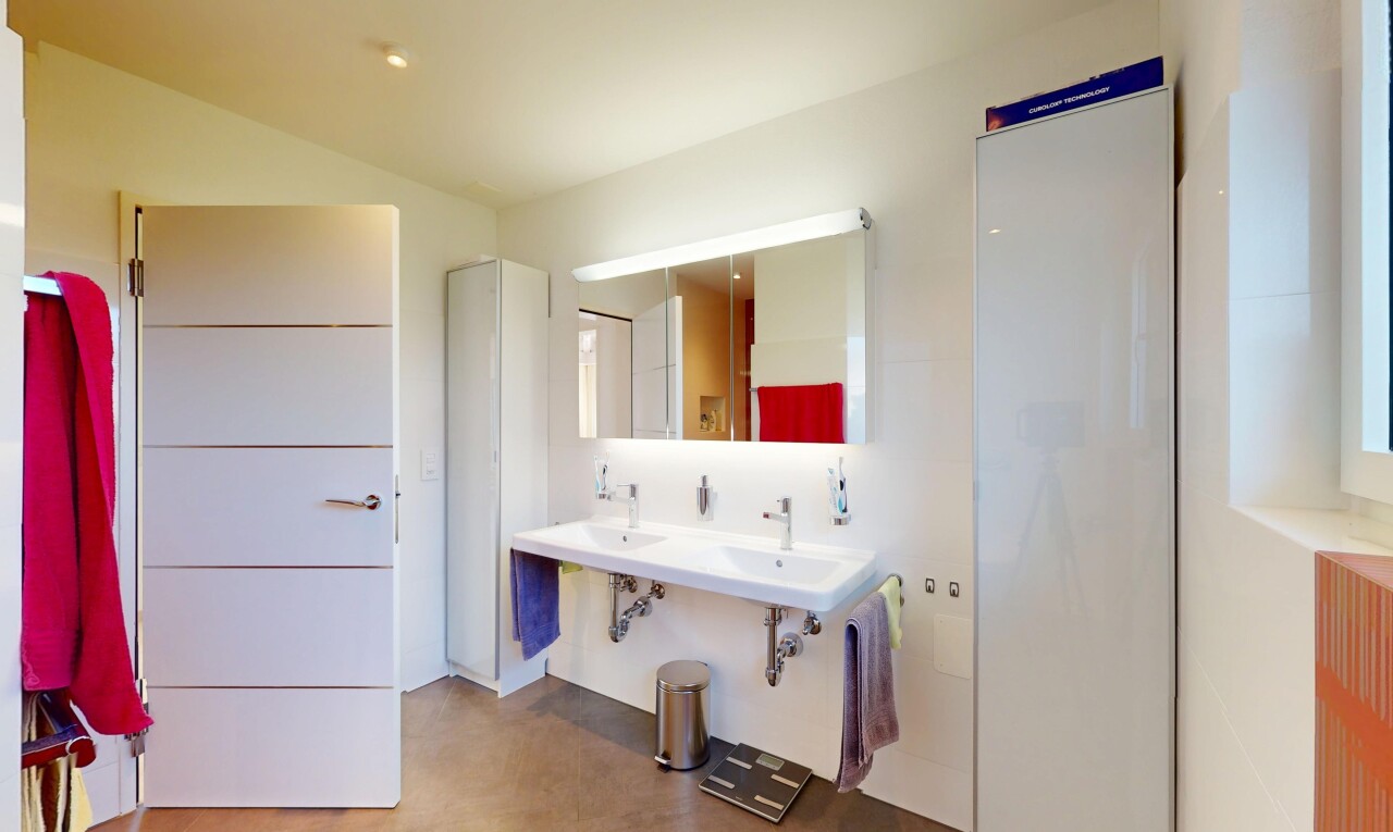 bad mit inside property, spiegel, komplettes badezimmer, drywall, und gipskartonwand