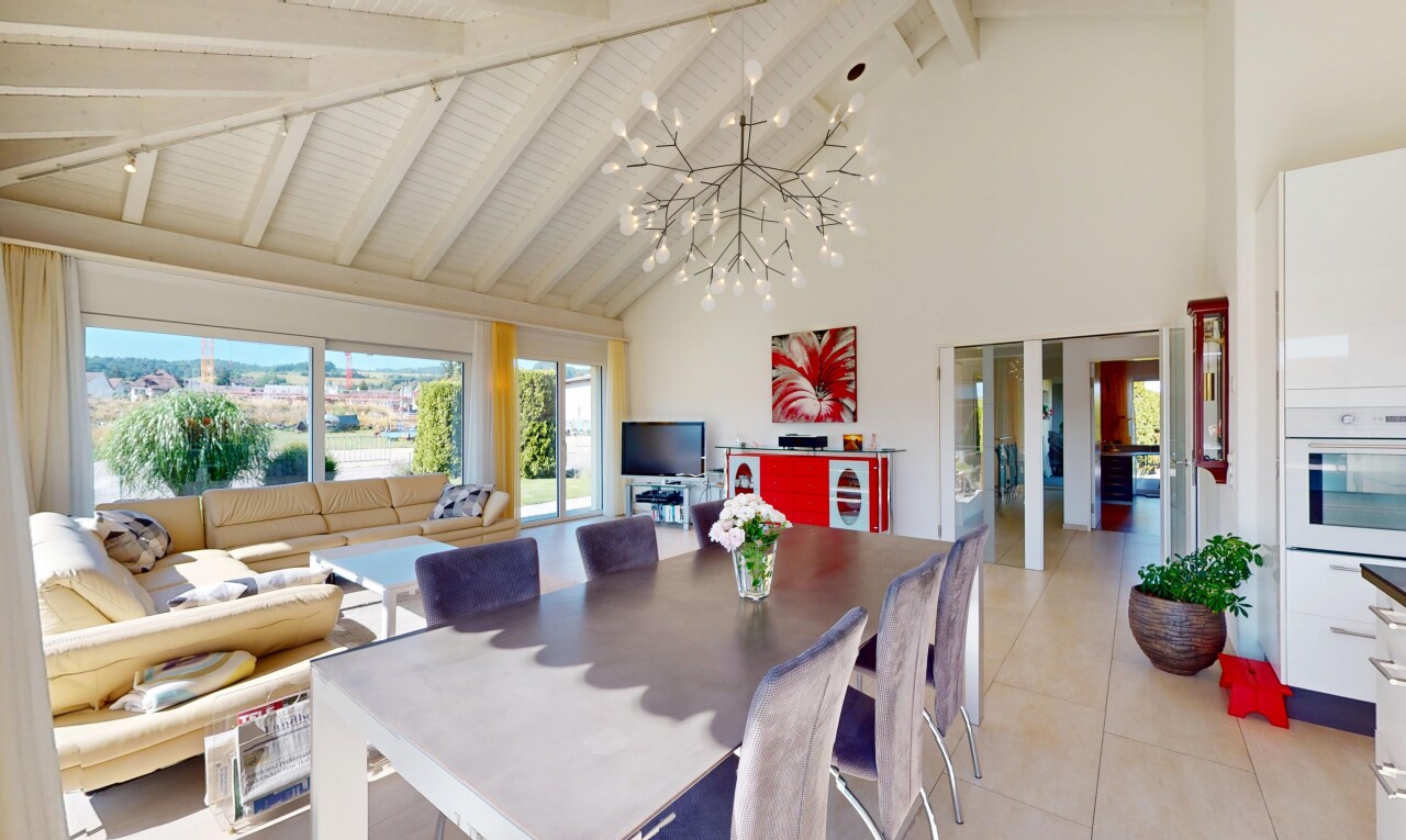 wohn- / esszimmer mit beamed ceiling, balkendecke, inside property, vaulted ceiling, und dachschräge