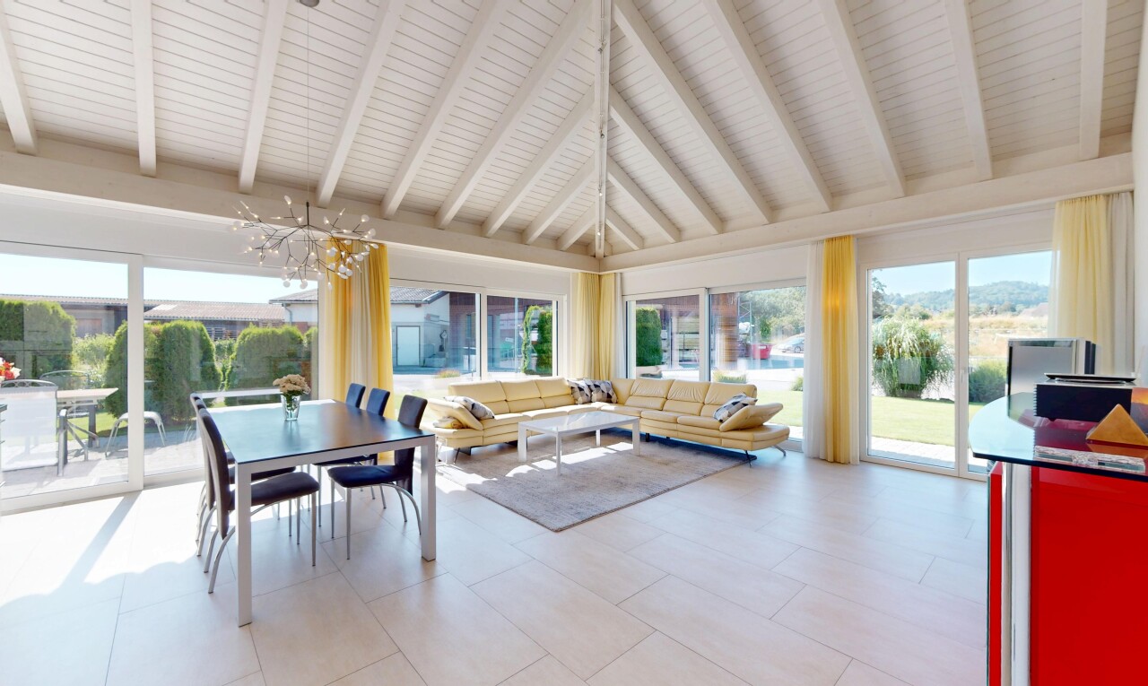 wohn- / esszimmer mit natural light, natürliches licht, vaulted ceiling, dachschräge, und beamed ceiling