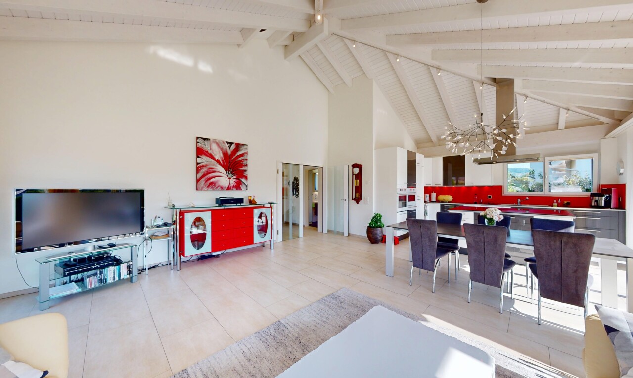 wohn- / esszimmer mit beamed ceiling, balkendecke, inside property, fernseher, und high ceiling