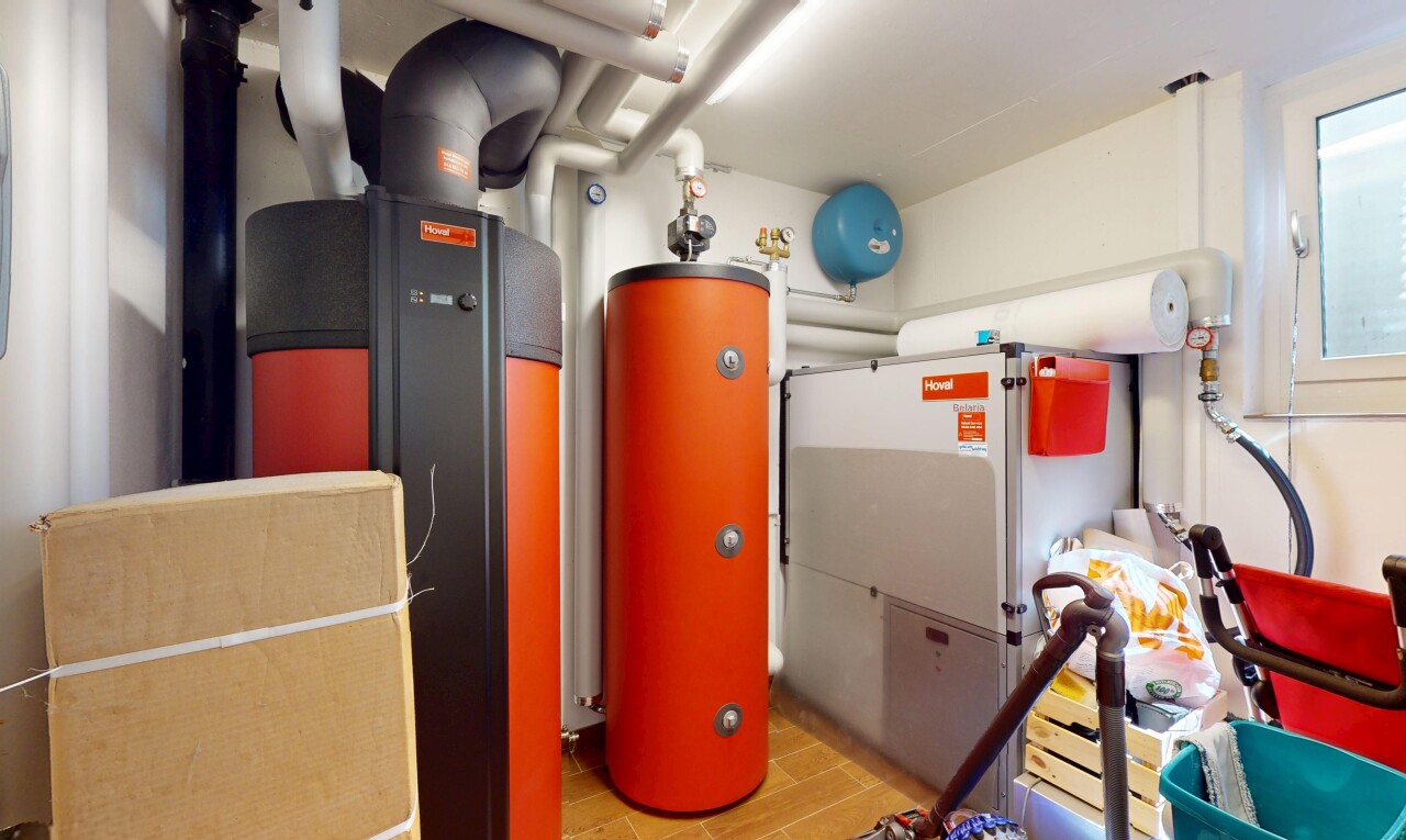 küche mit wasserkocher, inside property, wasserausdehnungsbehälter, drywall, und gipskartonwand