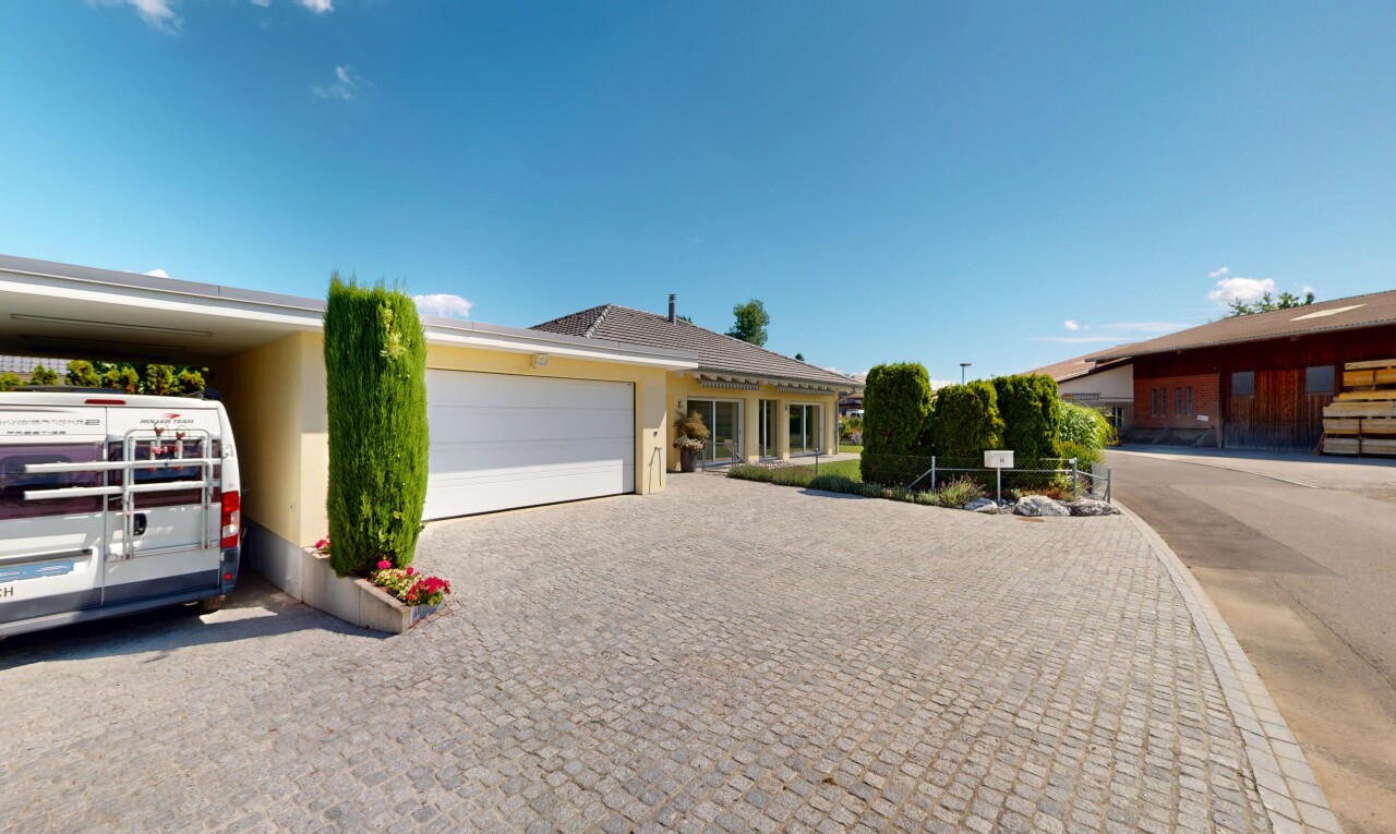 außenansicht mit day time, property visible, stuckverkleidung, auffahrt, und garage angeschlossen