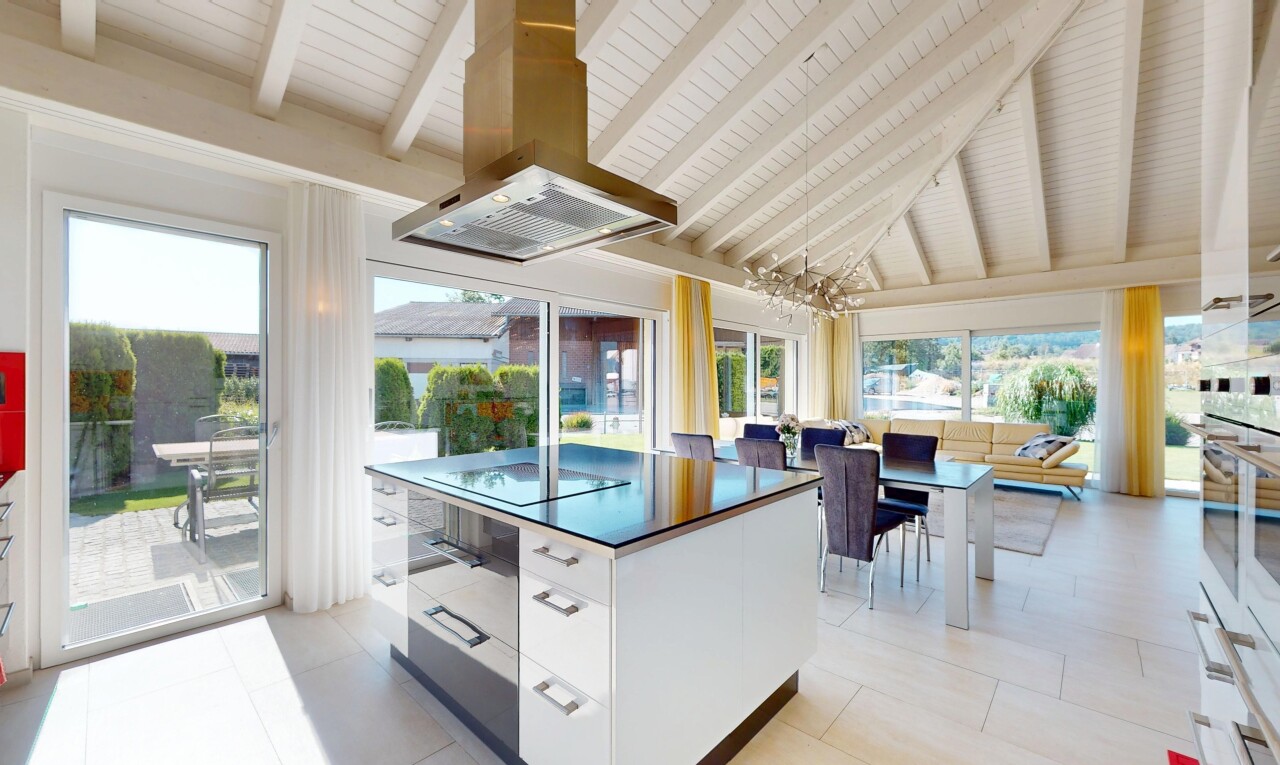 küche mit balkendecke, beamed ceiling, schränke mit flachen paneelen, dunstabzugshaube, und natürliches licht