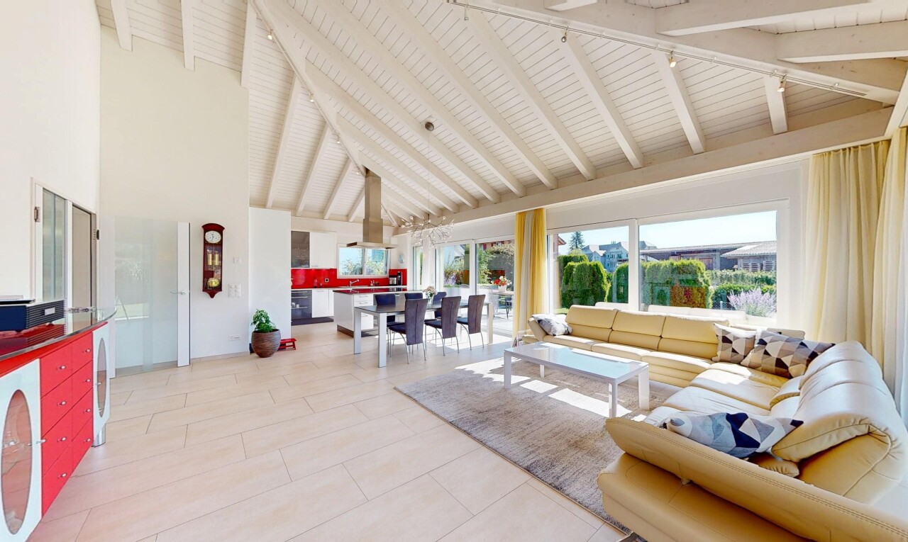 wohn- / esszimmer mit high ceiling, hohe decke, inside property, beamed ceiling, und balkendecke