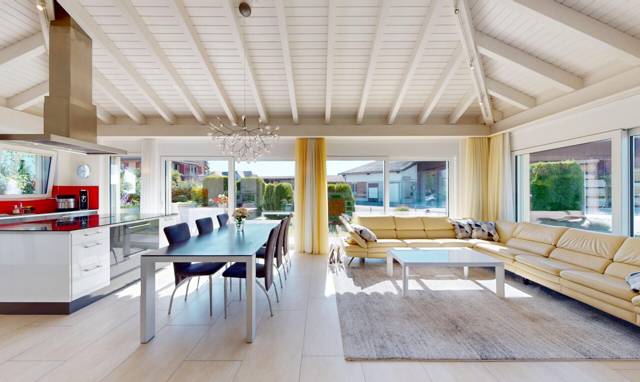 wohn- / esszimmer mit balkendecke, beamed ceiling, inside property, natürliches licht, und natural light
