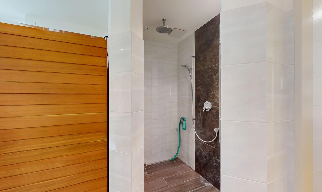 bad mit inside property, dusche, komplettes badezimmer, tile shower, und tile wall