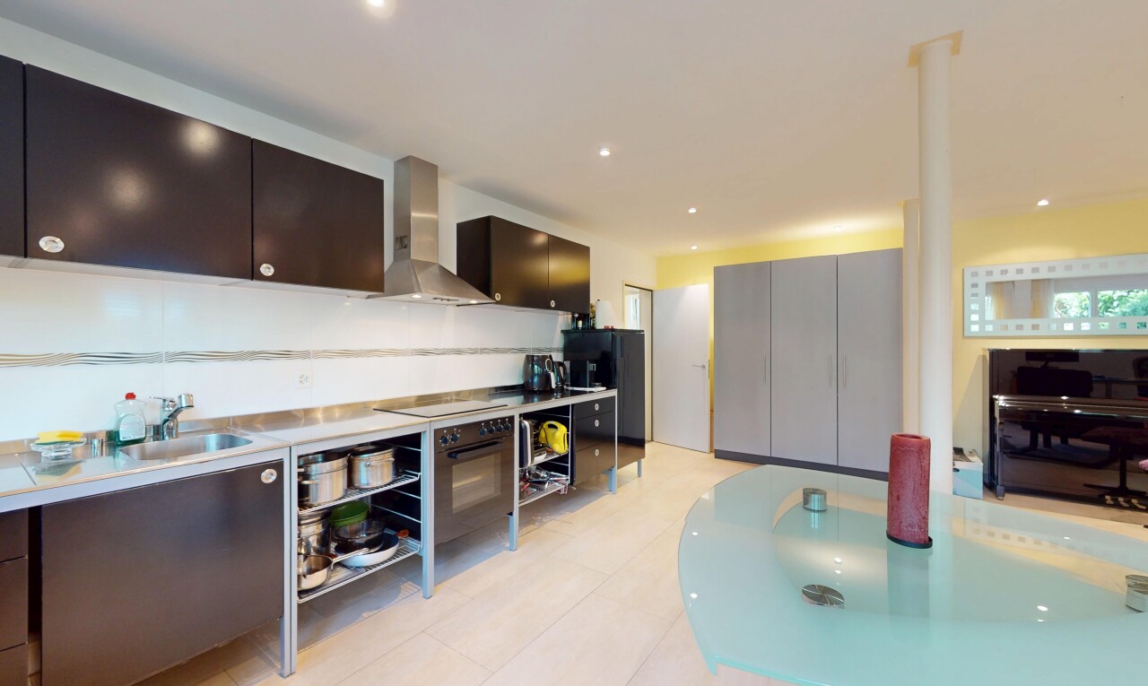 küche mit dunstabzugshaube, inside property, schränke mit flachen paneelen, recessed lighting, und einbauleuchten