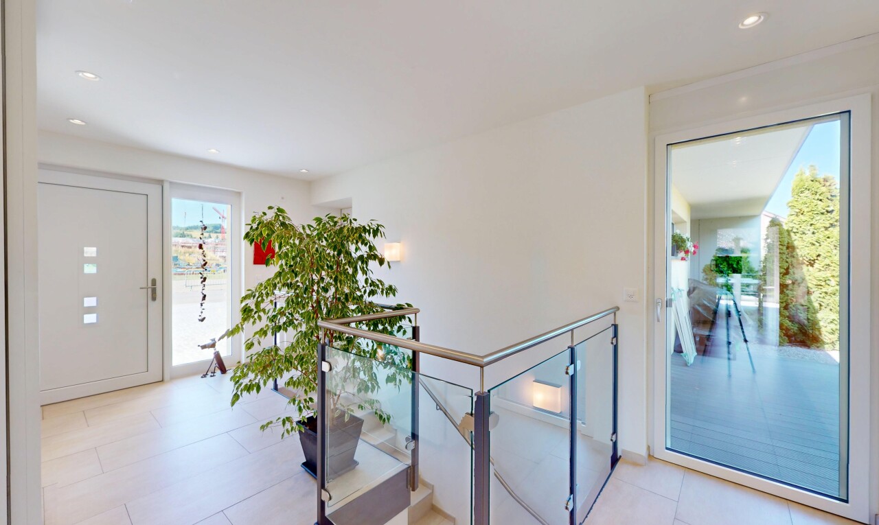 halle / korridor mit obergeschoss-podest, drywall, gipskartonwand, inside property, und recessed lighting
