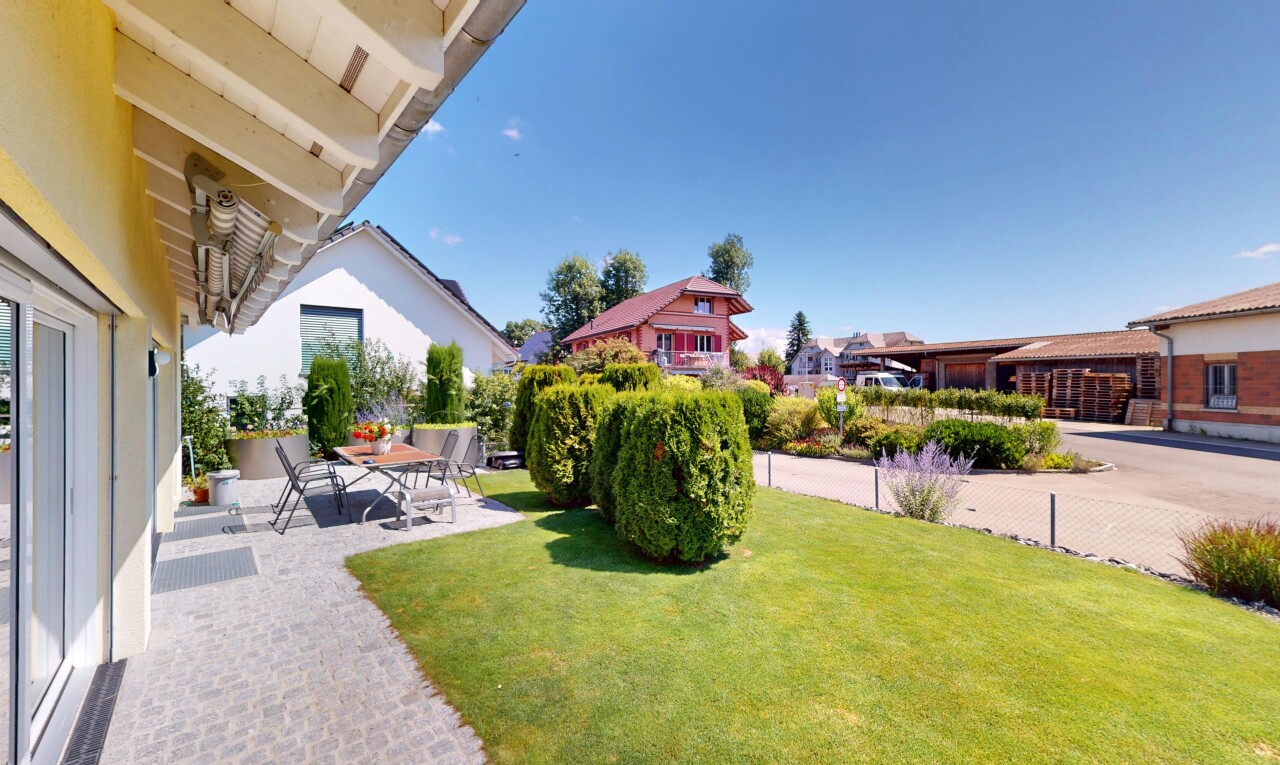 garten mit day time, rasen, terrasse, und from property