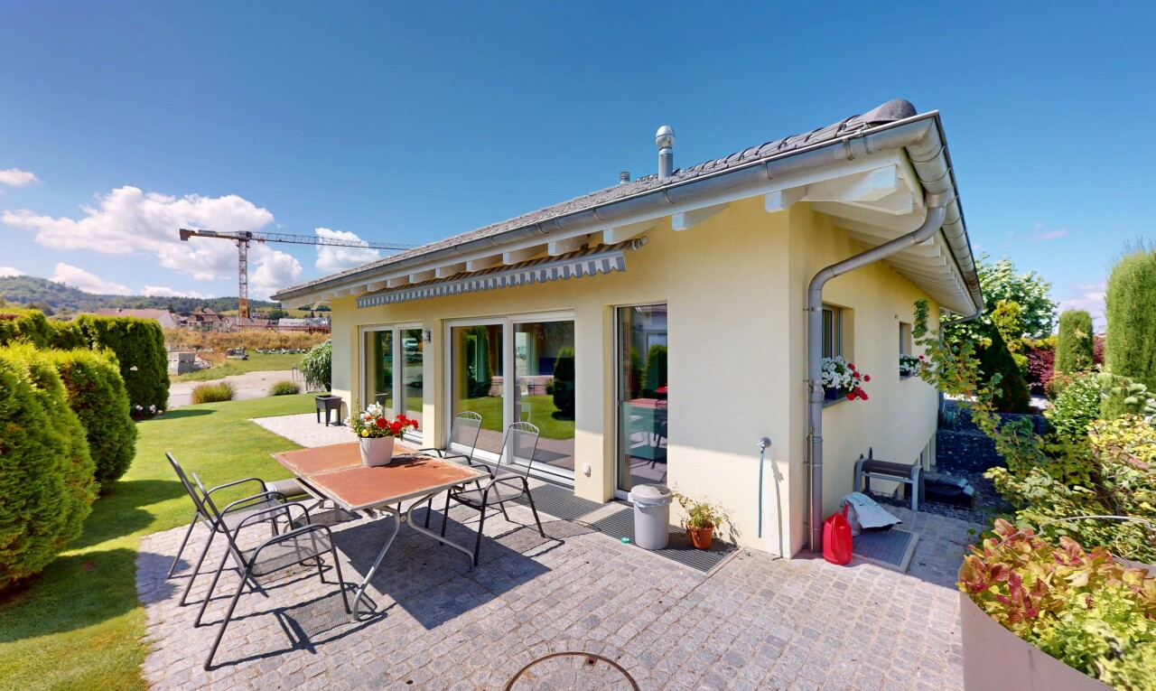 terrasse mit terrasse, property visible, day time, essbereich im freien, und rasen