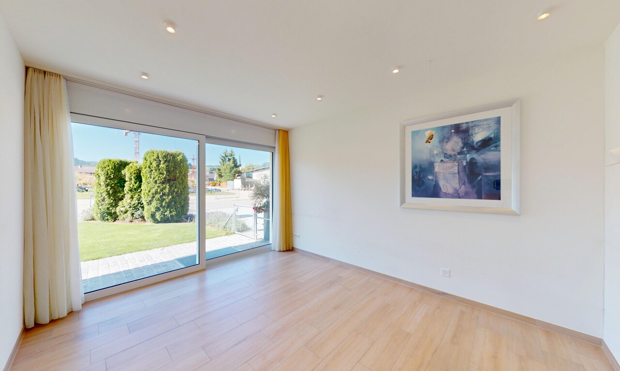 leerer raum mit natural light, natürliches licht, wood finish floor, holzfußboden, und drywall