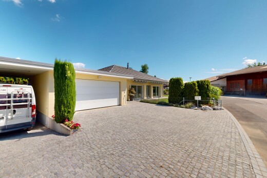 außenansicht mit day time, property visible, stuckverkleidung, auffahrt, und garage angeschlossen