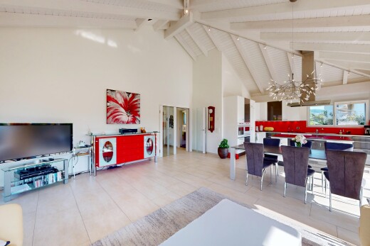 salon / salle à manger avec beamed ceiling, plafond à poutres, inside property, télévision, et high ceiling