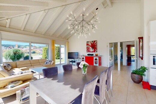 salon / salle à manger avec beamed ceiling, plafond à poutres, inside property, vaulted ceiling, et plafond voûté