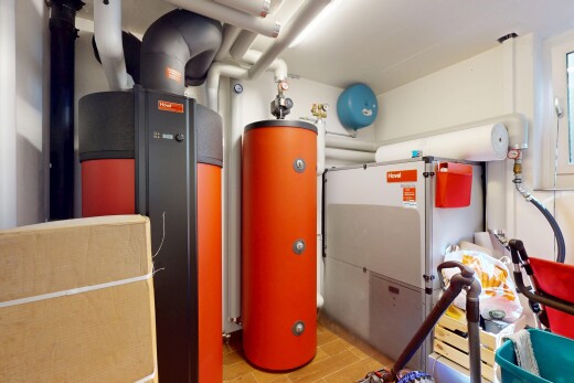 küche mit wasserkocher, inside property, wasserausdehnungsbehälter, drywall, und gipskartonwand