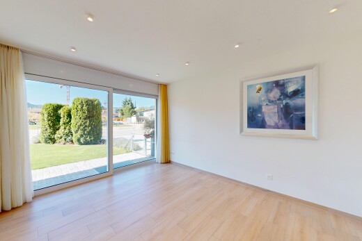 leerer raum mit natural light, natürliches licht, wood finish floor, holzfußboden, und drywall
