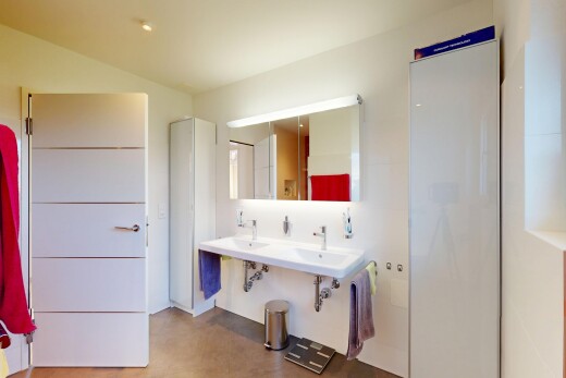 bad mit inside property, spiegel, komplettes badezimmer, drywall, und gipskartonwand