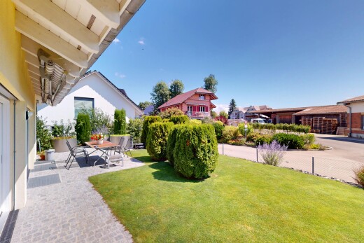 jardin avec day time, pelouse, terrasse, et from property