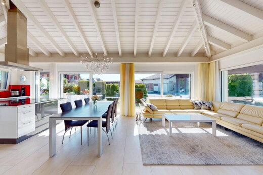 wohn- / esszimmer mit balkendecke, beamed ceiling, inside property, natürliches licht, und natural light