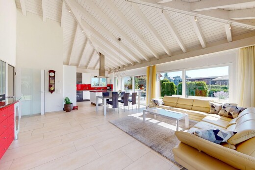wohn- / esszimmer mit high ceiling, hohe decke, inside property, beamed ceiling, und balkendecke