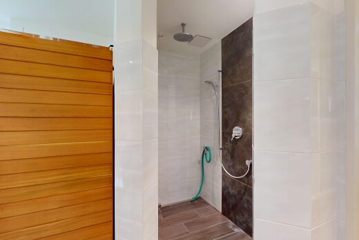 bad mit inside property, dusche, komplettes badezimmer, tile shower, und tile wall