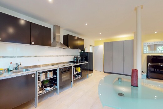 küche mit dunstabzugshaube, inside property, schränke mit flachen paneelen, recessed lighting, und einbauleuchten