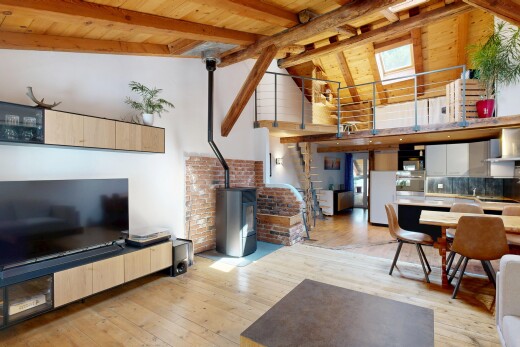 wohn- / esszimmer mit high end ceiling, balkendecke, beamed ceiling, fernseher, und treppen