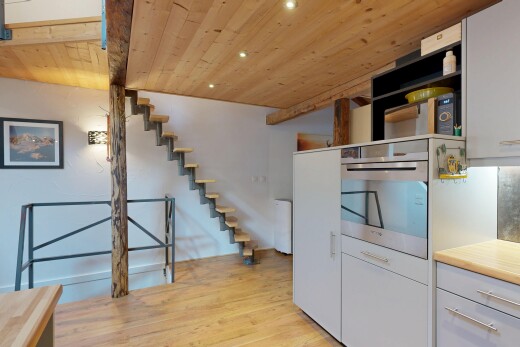 treppe mit treppen, wood ceiling, holzdecke, high end ceiling, und wood finish floor